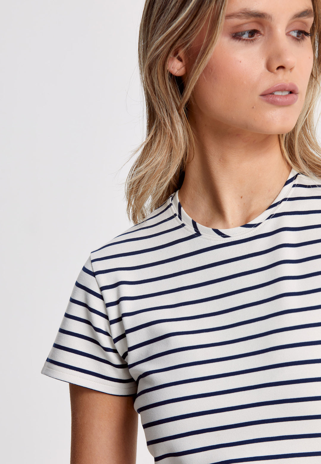 This luxurious rendition of the timeless T-shirt is crafted from premium stretch jersey and boasts a refined round neck, cementing its place as a must-have essential. Now available in a sophisticated navy and ecru stripe.