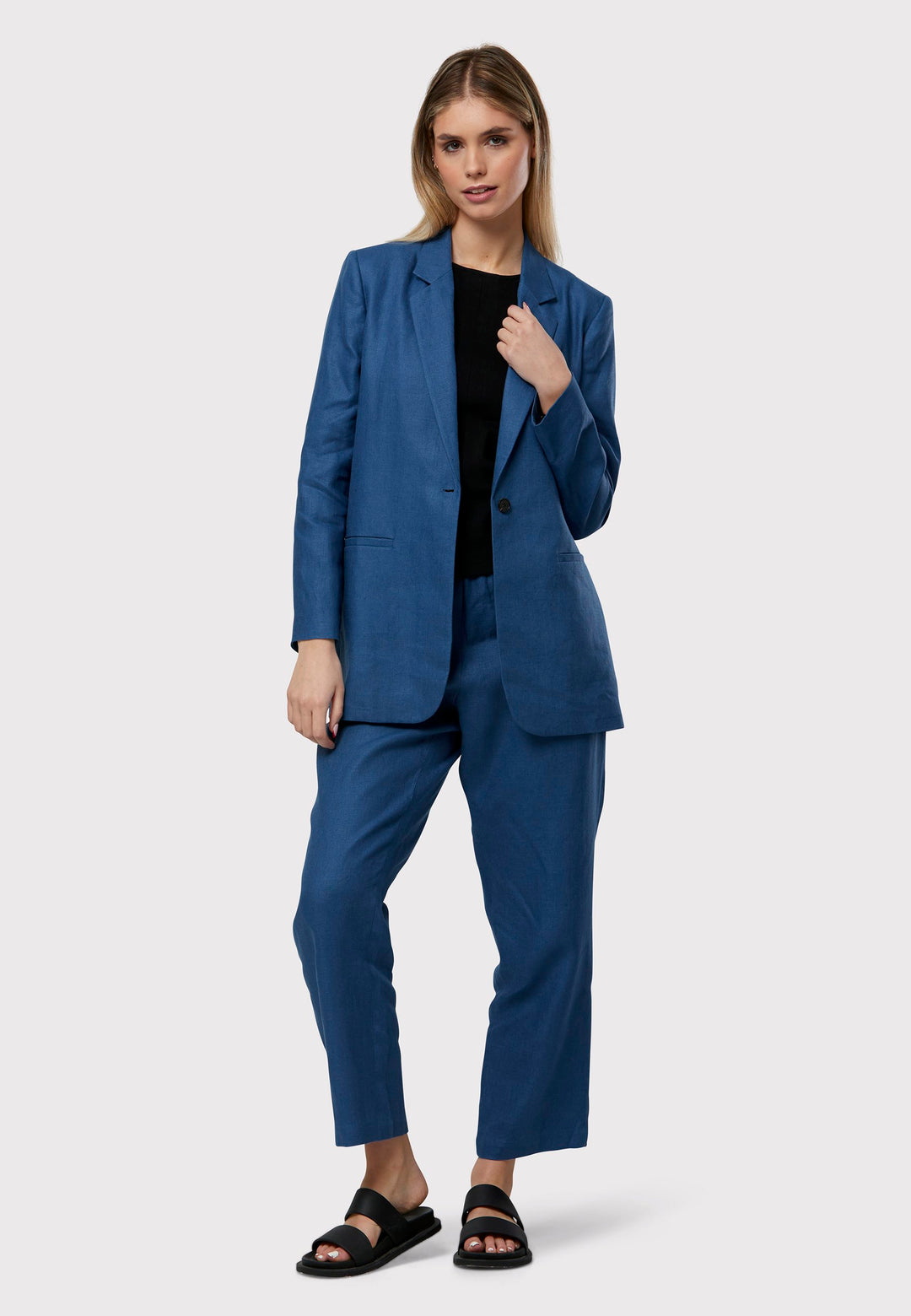 Cassie, the investment-worthy borage blue linen blazer. The epitome of summer sophistication. Minimalist styling accentuated by a single button fastening and an oversized, slightly boxy silhouette. Pair it effortlessly with a simple tee and the coordinating Vanessa pant, finished with trainers for a chic and contemporary ensemble.