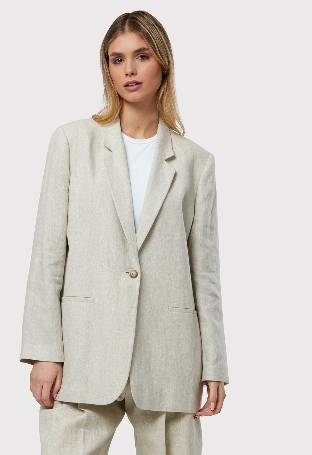 Cassie, the investment-worthy oatmeal linen blazer. A perfect blend of summer elegance and versatility. Featuring minimalist styling with a single button fastening and an oversized, slightly boxy silhouette, it offers effortless sophistication. Pair with a simple tee and the coordinating Vanessa pant, complemented by trainers for a chic and contemporary look.