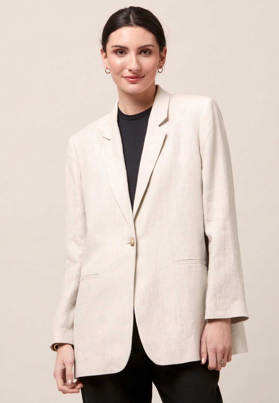 Cassie, the investment-worthy oatmeal linen blazer. The ultimate summer attire. Minimalist styling with a single button fastening. An oversized and slightly boxy silhouette. Wear it with a simple tee and the co-ordinating Vanessa pant with trainers for a chic and contemporary look.