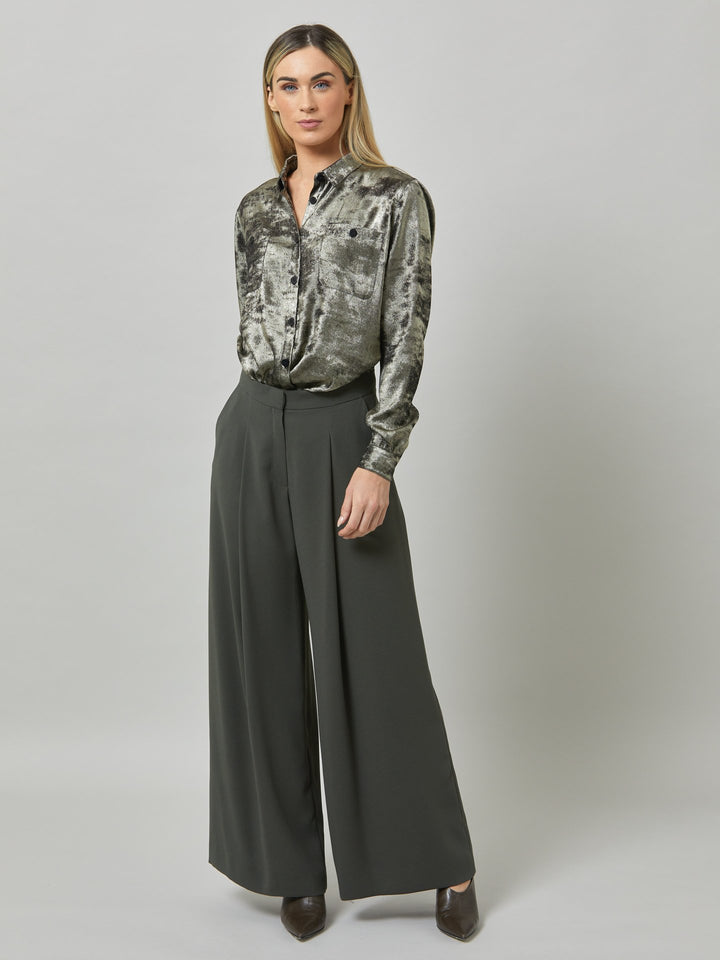 Charlize, a wide-leg palazzo pant. crafted in a satin back crepe in rich olive features deep pleats, sharp front crease & side pockets. A high-waisted trouser made to take you from desk to dinner with a relaxed & refined silhouette. Style with flats or dress up with heels.