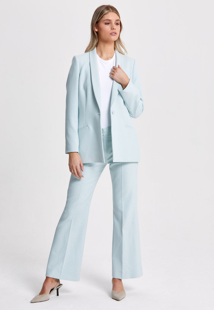 Darcie, a minimalist wardrobe must-have. This investment-worthy tailored tux jacket is engineered with a classic shawl collar and simple jeet pockets. Cut to a semi fitted silhouette with a single button closure. Fabricated in our signature double crepe with a hint of stretch. The perfect balance between classic & elegance. Pair with a simple tee or elevate the look with the co-ordinating kelly pant.