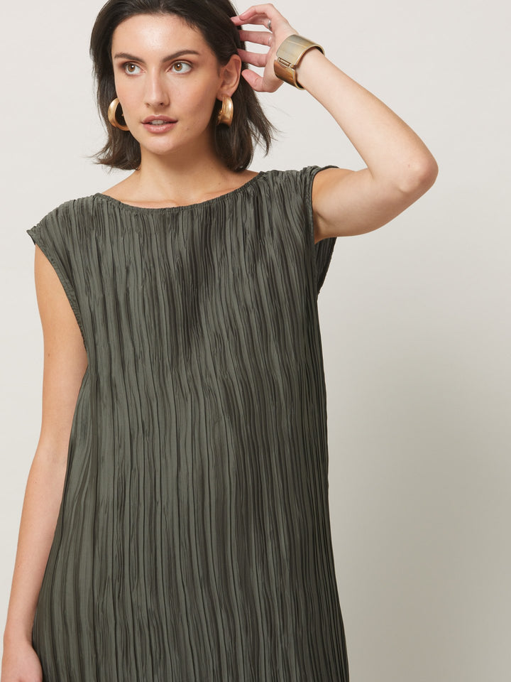 Dress for the occasion in the gemma dress. cut in an olive polished pleated fabric with contrasting satin band across the mid-riff, the ideal combination to accentuate the profile. An easy-fitting silhouette that falls to the mid-calf, features pockets and an elegant key-hole back neck detail. simply pair with heels for effortless elegance.
