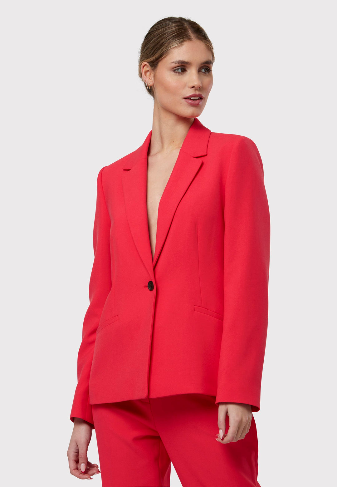 Add a contemporary edge to your wardrobe with the Marlowe Jacket, rendered in a striking begonia. This modern piece features a sleek collar and revere a singular button fastening. For a statement monochrome look pair with the matching Georgiana Trouser and Stella Begonia top to achieve a look that seamlessly blends sophistication with a bold, fashion-forward aesthetic.