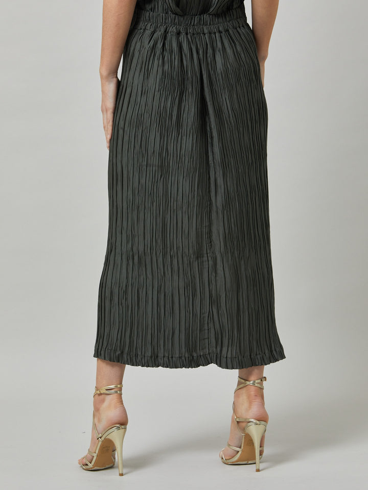 Roz, tube skirt in polished olive pleats. a simple wardrobe essential, the perfect foil for the matching lucy olive pleated top. This hardworking, travel-friendly fabric will inject some seriously easy-going cool into your everyday.