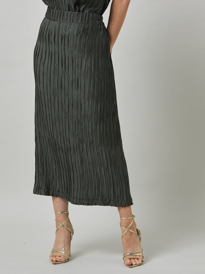 Roz, tube skirt in polished olive pleats. a simple wardrobe essential, the perfect foil for the matching lucy olive pleated top. This hardworking, travel-friendly fabric will inject some seriously easy-going cool into your everyday.