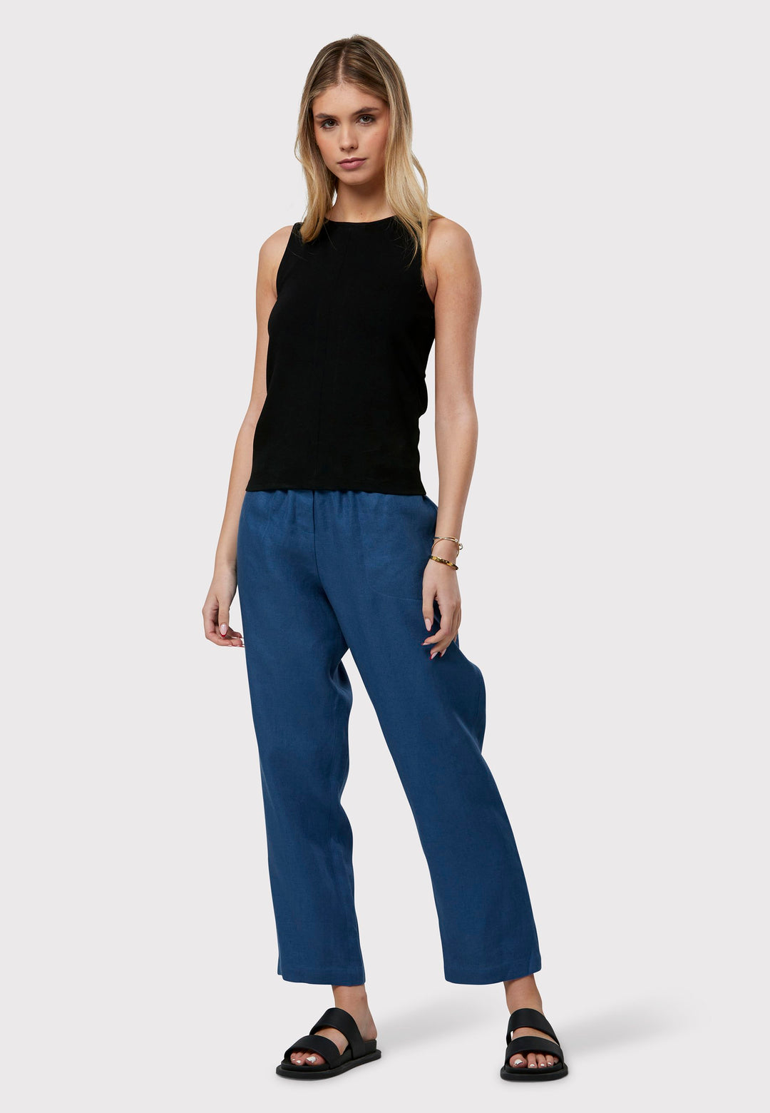 Choose the Vanessa borage blue pant. A loose-fitting, pull-on linen pant that embodies a laid-back spirit. A must-have piece for your travels. Designed to sit at the high waist for a flattering fit, it features an elasticated waistband. Pair it effortlessly with a simple tee and the coordinating Cassie boyfriend-blazer, complemented by trainers for a chic and contemporary ensemble.