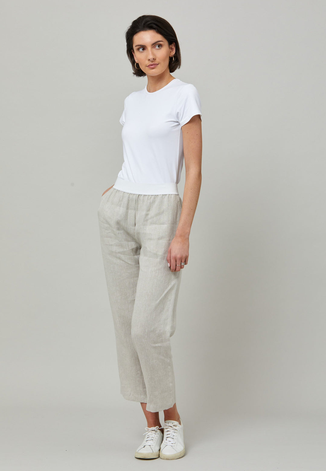 Choose the Vanessa oatmeal pant. A loose-fitting, pull-on linen pant that captures a laid-back spirit. An essential piece for your travels. Designed to sit at the high waist for a flattering fit, it features an elasticated waistband. Pair it seamlessly with a simple tee and the coordinating Cassie boyfriend-blazer, complemented by trainers for a chic and contemporary look.