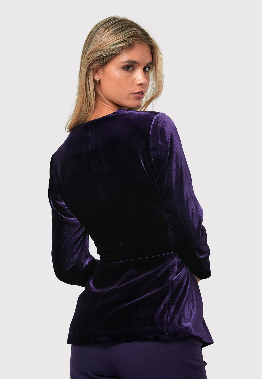 The Aurora Twilight Plum Velvet Jacket is an elegant addition to your evening wardrobe. Designed with a wrap front and a self-tie attached belt, allowing for a customizable fit. Pair with the matching Naomi trousers for a full glam look, or style it with the coordinating Jill trousers for a chic and simple style.