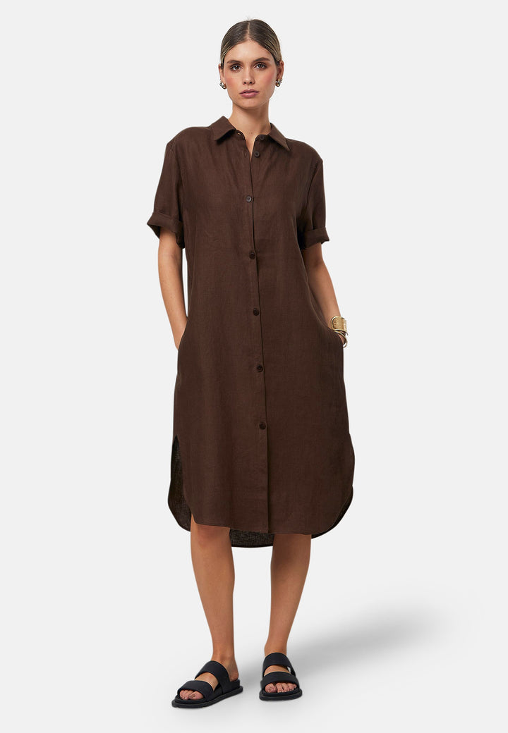 Bella, a relaxed brown shirt dress, offers effortless style with its button-down front, short T-shirt length sleeves, and curved hem. Crafted from breathable Baird McNuit Irish linen fabric, it’s perfect for warm-weather days. It combines comfort and versatility, making it a great choice for casual outings or laid-back weekends.