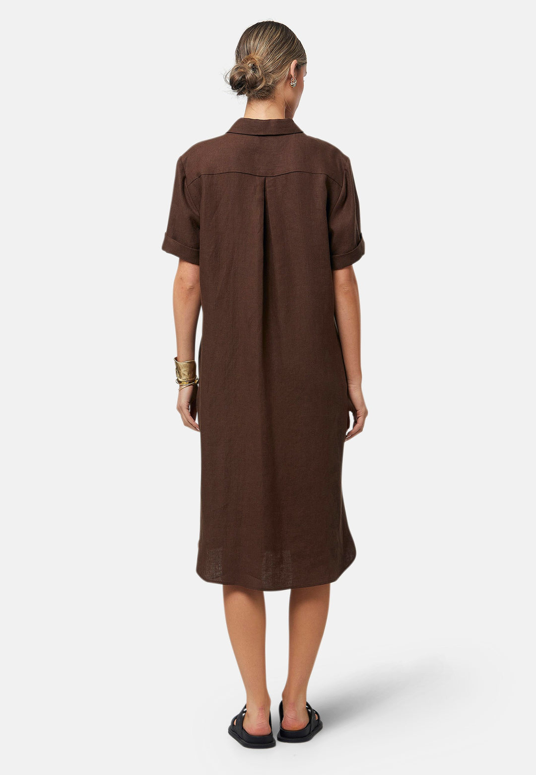 Bella, a relaxed brown shirt dress, offers effortless style with its button-down front, short T-shirt length sleeves, and curved hem. Crafted from breathable Baird McNuit Irish linen fabric, it’s perfect for warm-weather days. It combines comfort and versatility, making it a great choice for casual outings or laid-back weekends.