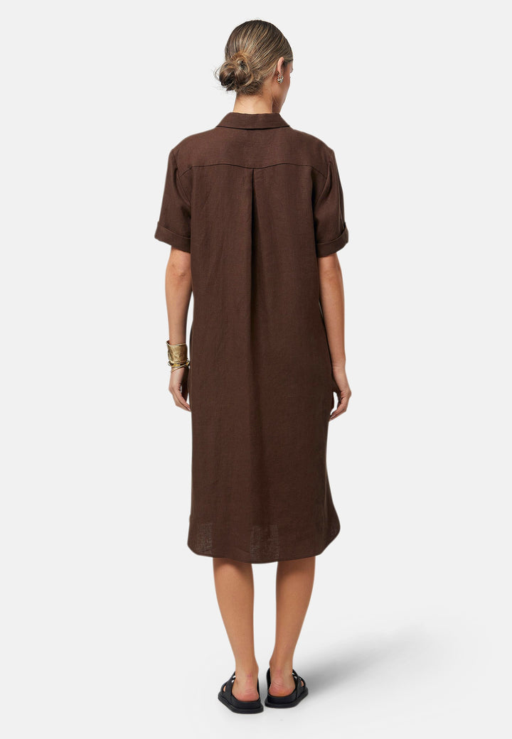 Bella, a relaxed brown shirt dress, offers effortless style with its button-down front, short T-shirt length sleeves, and curved hem. Crafted from breathable Baird McNuit Irish linen fabric, it’s perfect for warm-weather days. It combines comfort and versatility, making it a great choice for casual outings or laid-back weekends.