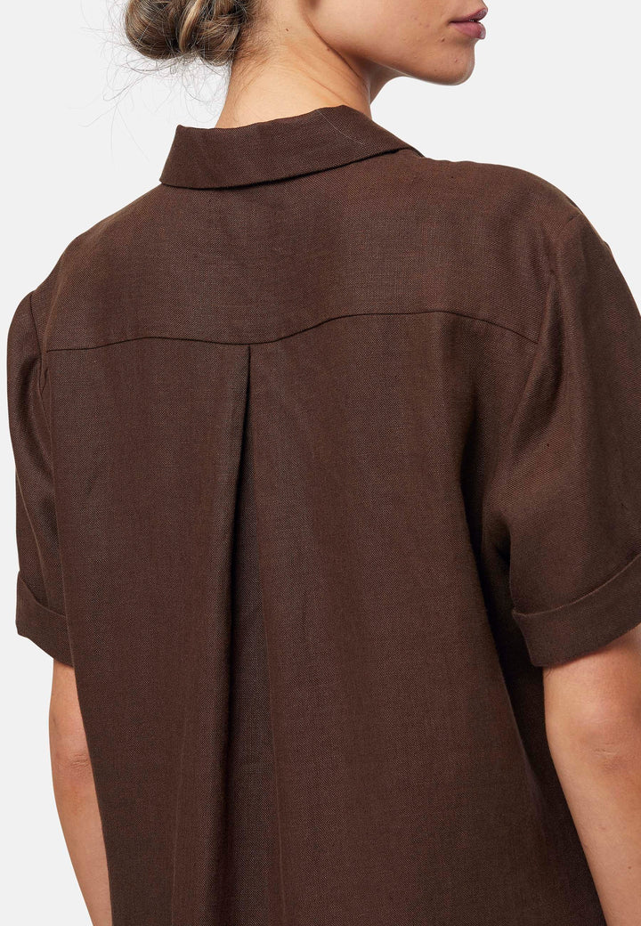 Bella, a relaxed brown shirt dress, offers effortless style with its button-down front, short T-shirt length sleeves, and curved hem. Crafted from breathable Baird McNuit Irish linen fabric, it’s perfect for warm-weather days. It combines comfort and versatility, making it a great choice for casual outings or laid-back weekends.
