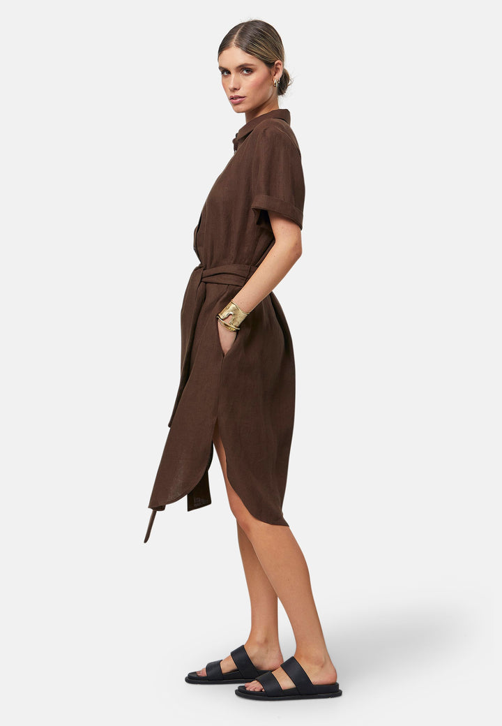 Bella, a relaxed brown shirt dress, offers effortless style with its button-down front, short T-shirt length sleeves, and curved hem. Crafted from breathable Baird McNuit Irish linen fabric, it’s perfect for warm-weather days. It combines comfort and versatility, making it a great choice for casual outings or laid-back weekends.