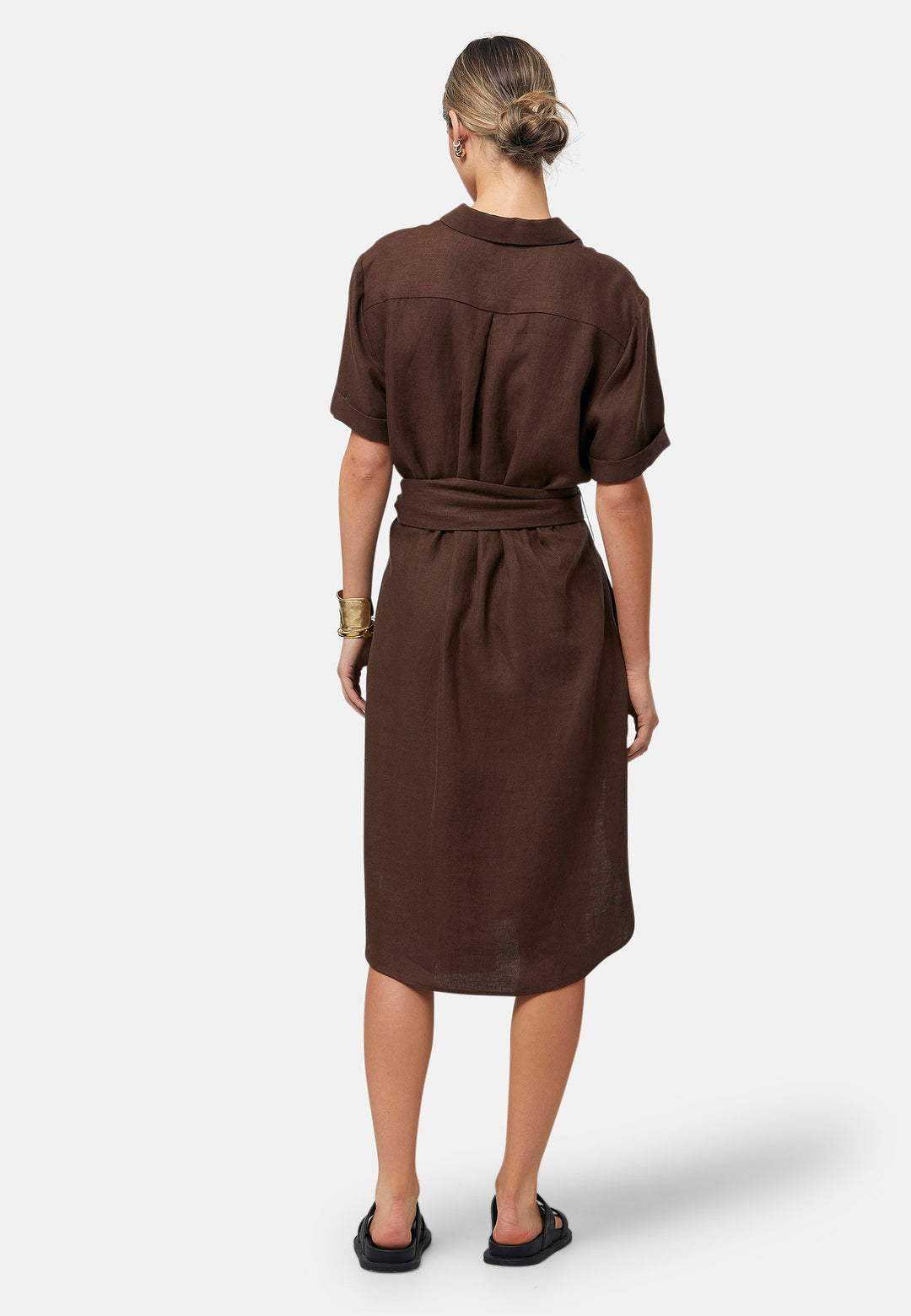 Bella, a relaxed brown shirt dress, offers effortless style with its button-down front, short T-shirt length sleeves, and curved hem. Crafted from breathable Baird McNuit Irish linen fabric, it’s perfect for warm-weather days. It combines comfort and versatility, making it a great choice for casual outings or laid-back weekends.