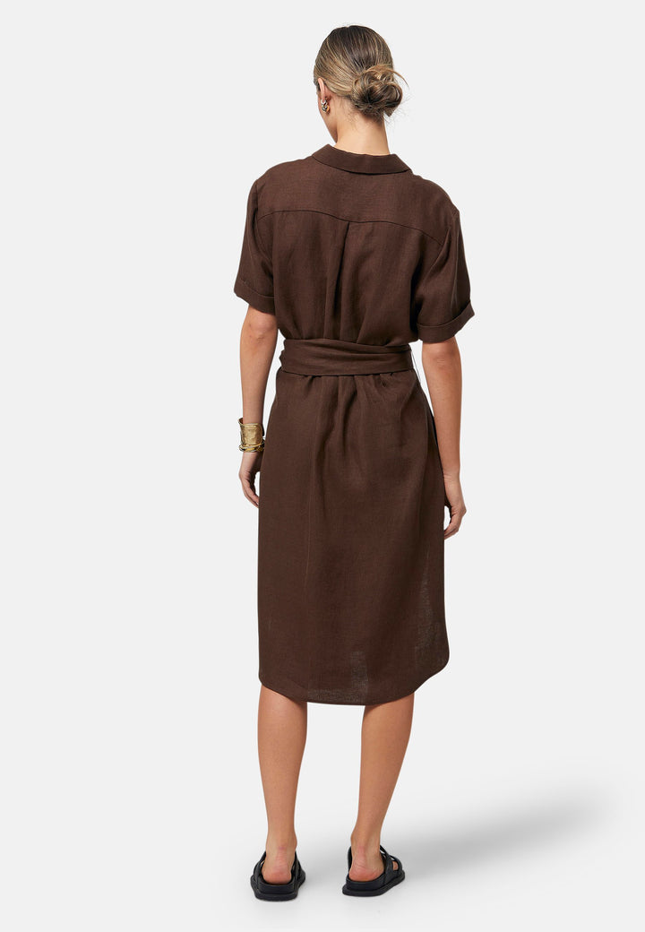 Bella, a relaxed brown shirt dress, offers effortless style with its button-down front, short T-shirt length sleeves, and curved hem. Crafted from breathable Baird McNuit Irish linen fabric, it’s perfect for warm-weather days. It combines comfort and versatility, making it a great choice for casual outings or laid-back weekends.