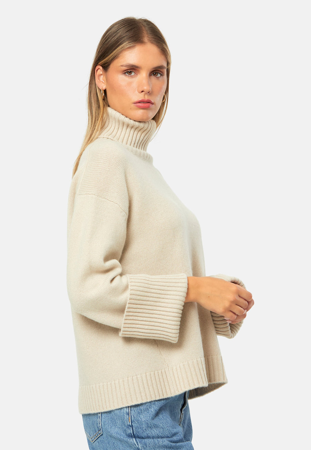 A modern take on the classic roll-neck, knitted in pure cashmere with a cloud-soft handle. Designed with a generous funnel neckline that can be folded or worn slouched, it features dropped shoulders and wide turn-back cuffs. The boxy, hip-skimming silhouette is finished with a deep rib hem for clean structure. Effortless with denim off-duty, refined with tailored trousers, and perfect layered under a long coat.
