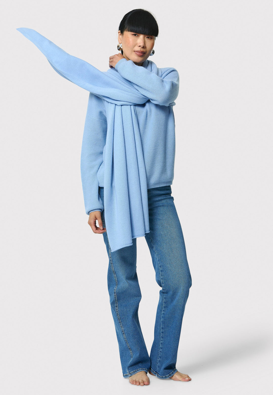 Wrap yourself in warmth and style this fall with our generous cashmere travel wrap. Crafted from the finest cashmere, this ultra-soft scarf measures 205x70 cm, offering perfect coverage for cool-weather layering. The elegant porcelain blue hue makes it a versatile, chic accessory for any outfit.