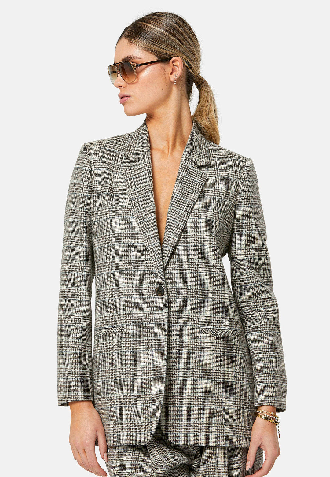 The Cassie Glen Check Jacket, a contemporary silhouette crafted in a soft-touch Magee lamsbwool. This boyfriend blazer boasts a minimalist design with a single button fastening and an oversized, slightly boxy silhouette. Pair the Marlena sleeveless cashmere top and matching Lyra Trousers, an effortless outfit.