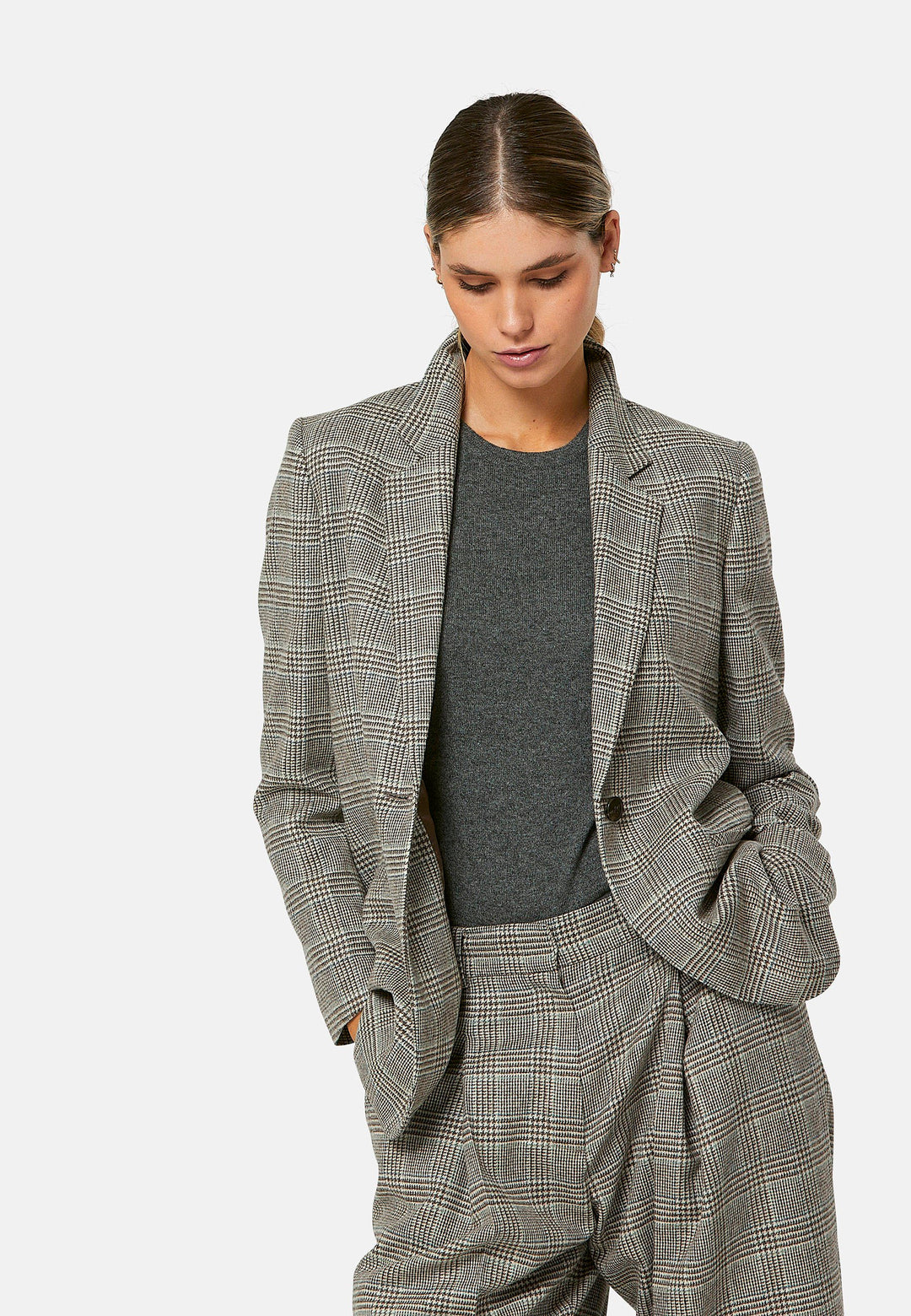 The Cassie Glen Check Jacket, a contemporary silhouette crafted in a soft-touch Magee lamsbwool. This boyfriend blazer boasts a minimalist design with a single button fastening and an oversized, slightly boxy silhouette. Pair the Marlena sleeveless cashmere top and matching Lyra Trousers, an effortless outfit.