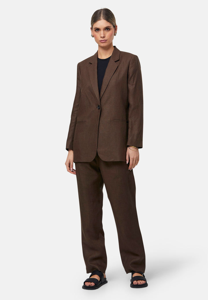 The Cassie Sandlewood jacket is a versatile wardrobe staple, offering a sleek and polished look. Featuring a single-button closure, notched lapels, and a relaxed boyfriend fit, it balances structure and ease. Perfect for pairing with matching Vanessa Trousers or dressing down with jeans for a smart-casual vibe.