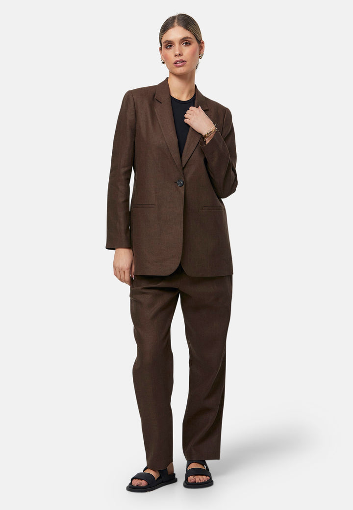 The Cassie Sandlewood jacket is a versatile wardrobe staple, offering a sleek and polished look. Featuring a single-button closure, notched lapels, and a relaxed boyfriend fit, it balances structure and ease. Perfect for pairing with matching Vanessa Trousers or dressing down with jeans for a smart-casual vibe.