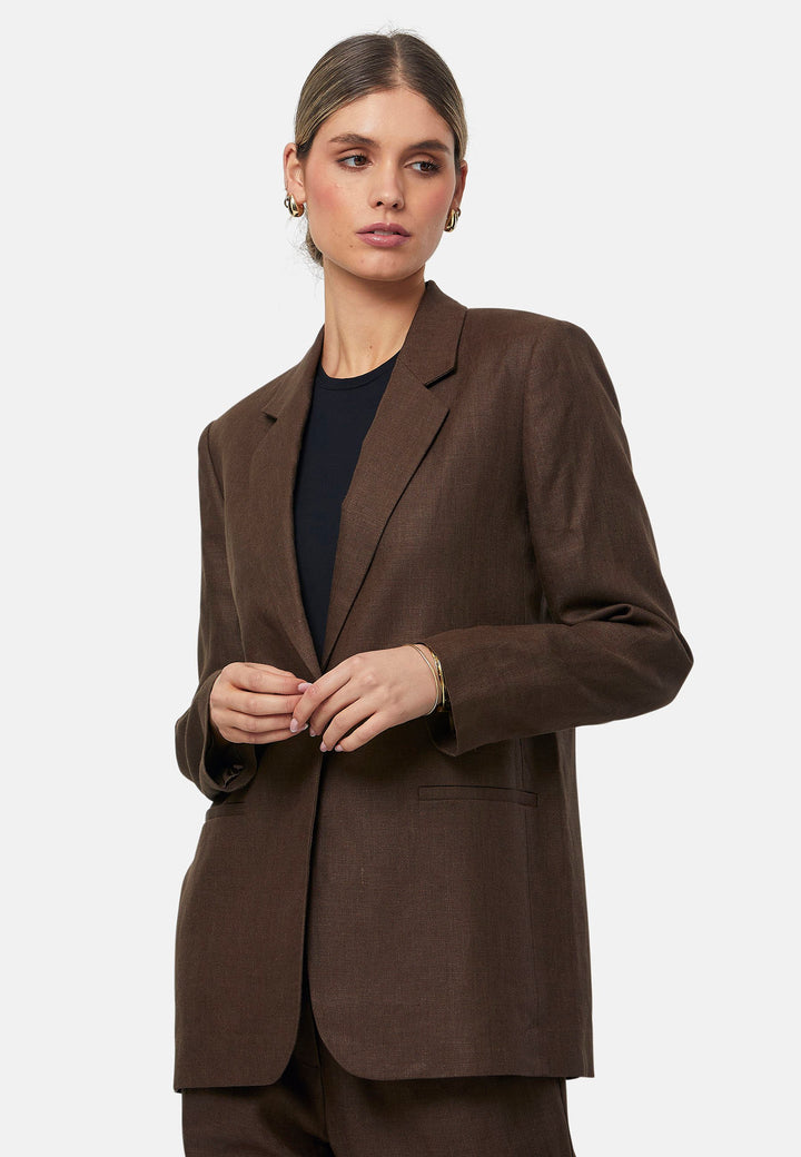 The Cassie Sandlewood jacket is a versatile wardrobe staple, offering a sleek and polished look. Featuring a single-button closure, notched lapels, and a relaxed boyfriend fit, it balances structure and ease. Perfect for pairing with matching Vanessa Trousers or dressing down with jeans for a smart-casual vibe.