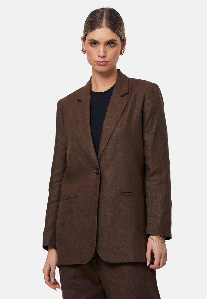 The Cassie Sandlewood jacket is a versatile wardrobe staple, offering a sleek and polished look. Featuring a single-button closure, notched lapels, and a relaxed boyfriend fit, it balances structure and ease. Perfect for pairing with matching Vanessa Trousers or dressing down with jeans for a smart-casual vibe.