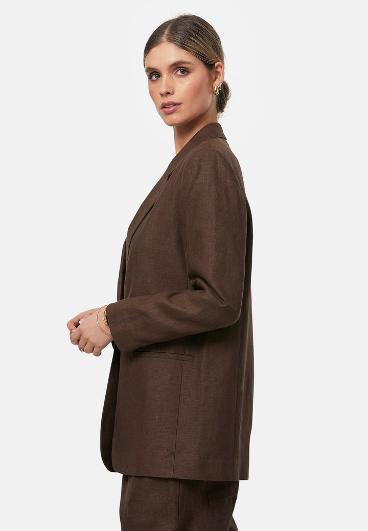 The Cassie Sandlewood jacket is a versatile wardrobe staple, offering a sleek and polished look. Featuring a single-button closure, notched lapels, and a relaxed boyfriend fit, it balances structure and ease. Perfect for pairing with matching Vanessa Trousers or dressing down with jeans for a smart-casual vibe.