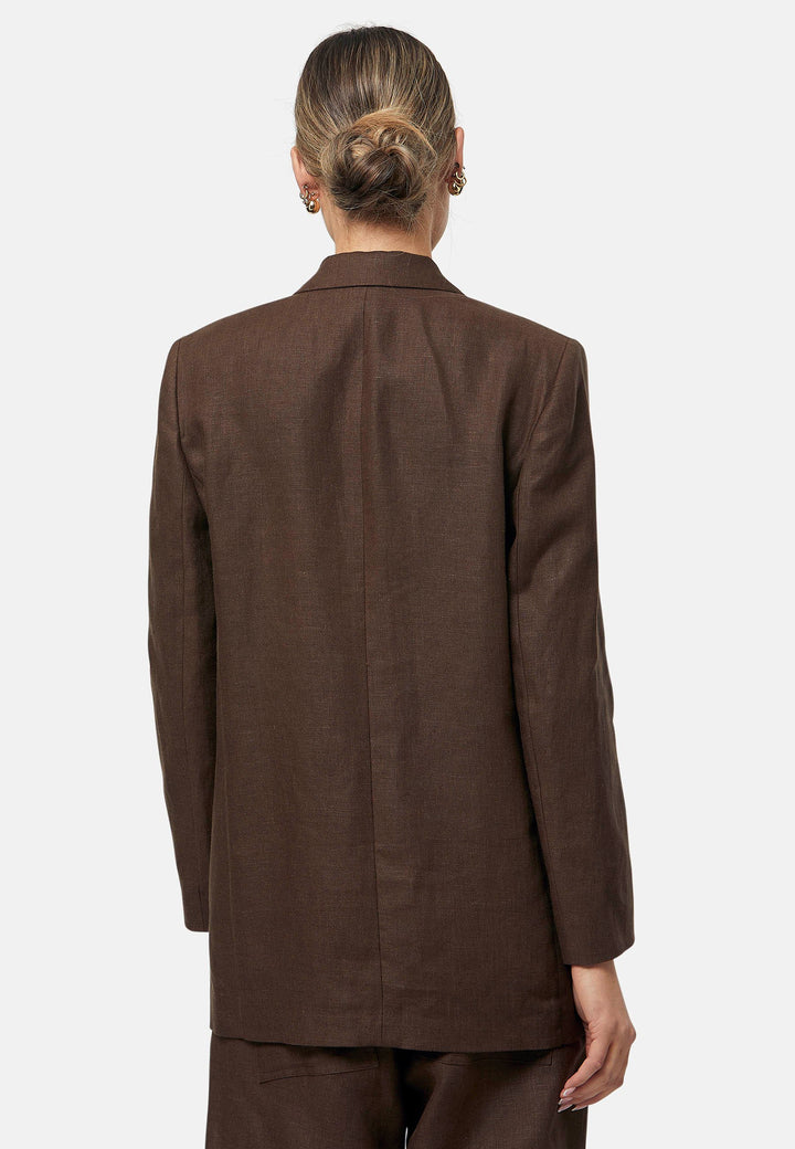 The Cassie Sandlewood jacket is a versatile wardrobe staple, offering a sleek and polished look. Featuring a single-button closure, notched lapels, and a relaxed boyfriend fit, it balances structure and ease. Perfect for pairing with matching Vanessa Trousers or dressing down with jeans for a smart-casual vibe.