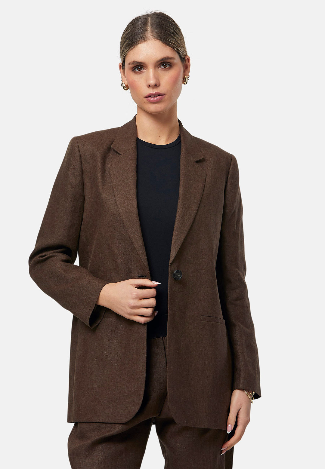 The Cassie Sandlewood jacket is a versatile wardrobe staple, offering a sleek and polished look. Featuring a single-button closure, notched lapels, and a relaxed boyfriend fit, it balances structure and ease. Perfect for pairing with matching Vanessa Trousers or dressing down with jeans for a smart-casual vibe.