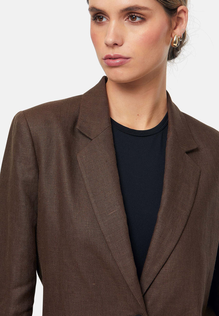 The Cassie Sandlewood jacket is a versatile wardrobe staple, offering a sleek and polished look. Featuring a single-button closure, notched lapels, and a relaxed boyfriend fit, it balances structure and ease. Perfect for pairing with matching Vanessa Trousers or dressing down with jeans for a smart-casual vibe.