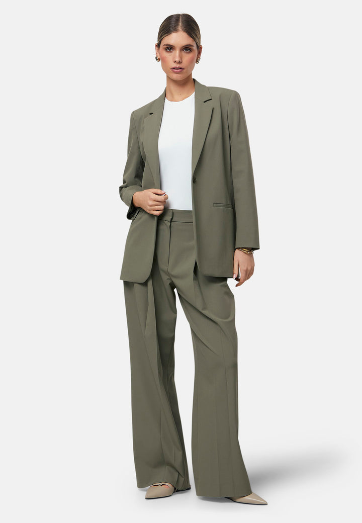 The Cassie Olive boyfriend jacket offers a modern twist on classic tailoring. This sleek, single-button jacket features a relaxed fit, notched lapels, and functional front pockets. Perfect for layering over both casual and formal outfits for a polished look. Pair with the matching Lyra olive trousers to elevate your work wardrobe.