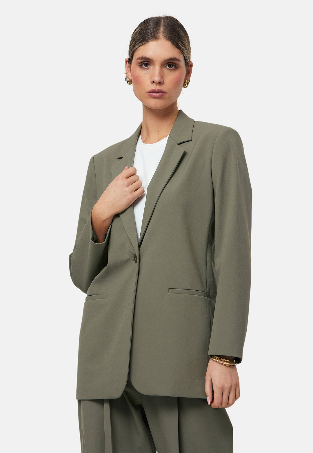 The Cassie Olive boyfriend jacket offers a modern twist on classic tailoring. This sleek, single-button jacket features a relaxed fit, notched lapels, and functional front pockets. Perfect for layering over both casual and formal outfits for a polished look. Pair with the matching Lyra olive trousers to elevate your work wardrobe.