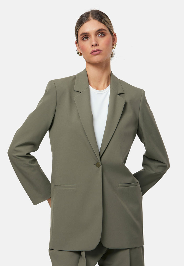 The Cassie Olive boyfriend jacket offers a modern twist on classic tailoring. This sleek, single-button jacket features a relaxed fit, notched lapels, and functional front pockets. Perfect for layering over both casual and formal outfits for a polished look. Pair with the matching Lyra olive trousers to elevate your work wardrobe.