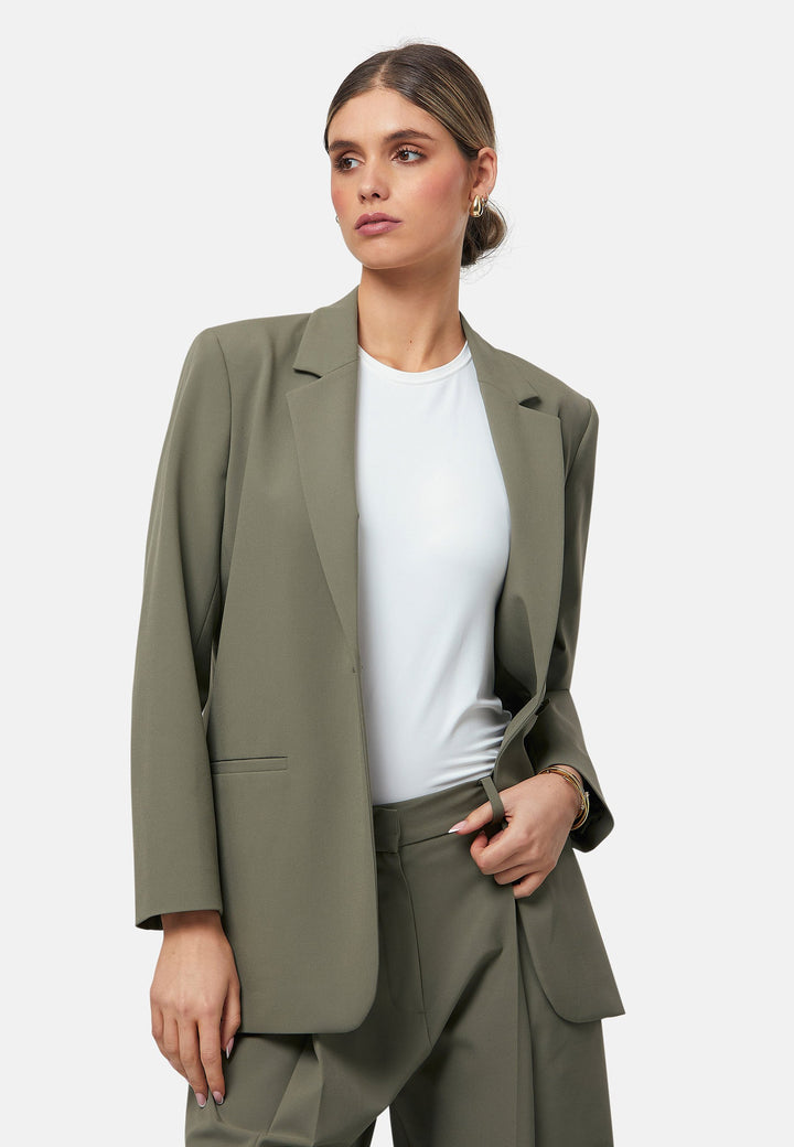 The Cassie Olive boyfriend jacket offers a modern twist on classic tailoring. This sleek, single-button jacket features a relaxed fit, notched lapels, and functional front pockets. Perfect for layering over both casual and formal outfits for a polished look. Pair with the matching Lyra olive trousers to elevate your work wardrobe.