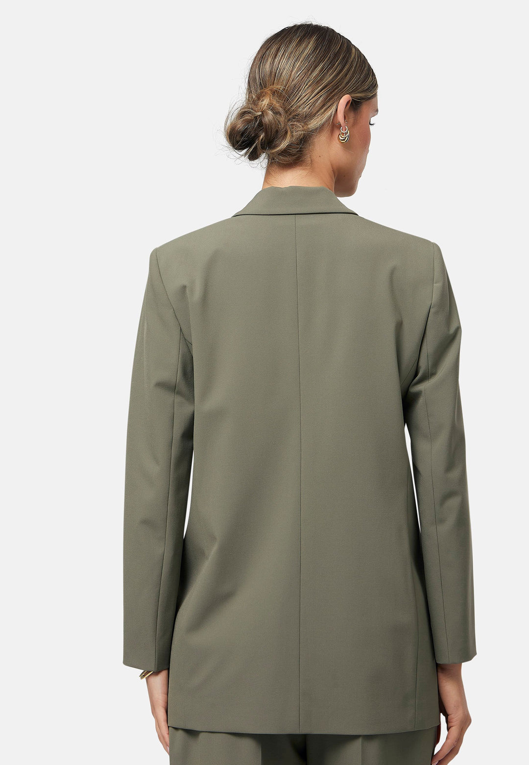 The Cassie Olive boyfriend jacket offers a modern twist on classic tailoring. This sleek, single-button jacket features a relaxed fit, notched lapels, and functional front pockets. Perfect for layering over both casual and formal outfits for a polished look. Pair with the matching Lyra olive trousers to elevate your work wardrobe.