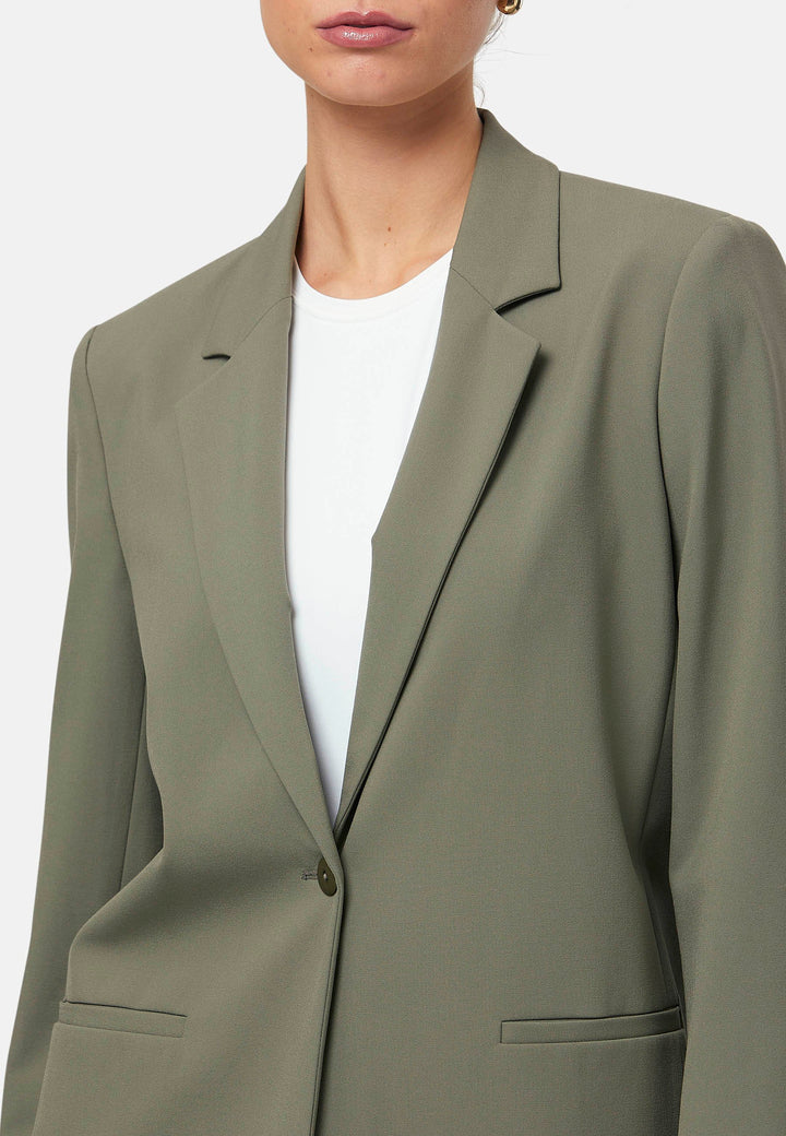 The Cassie Olive boyfriend jacket offers a modern twist on classic tailoring. This sleek, single-button jacket features a relaxed fit, notched lapels, and functional front pockets. Perfect for layering over both casual and formal outfits for a polished look. Pair with the matching Lyra olive trousers to elevate your work wardrobe.