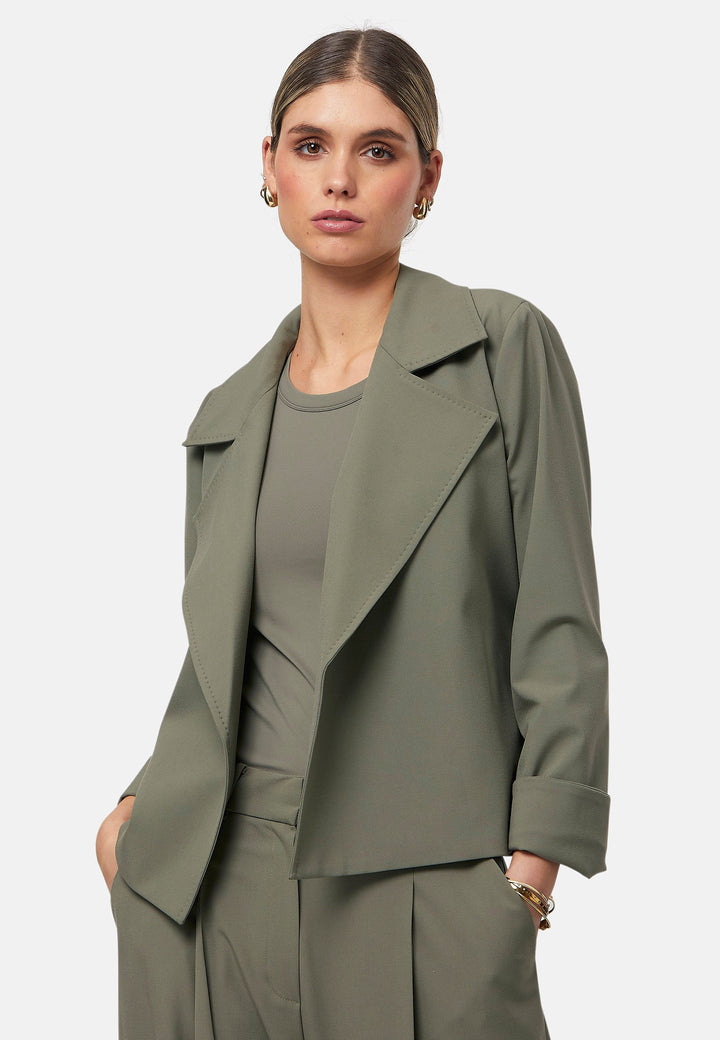 The epitome of summer sophistication. Minimalist styling accentuated by a classic notched lapel and a self-tie belt for a cinched waist, offering a flattering silhouette. The relaxed yet tailored fit makes it a versatile choice, perfect for both professional and smart-casual outfits. Pair it with a simple tee and the coordinating Lyra pant, finished with trainers for a chic and contemporary ensemble.
