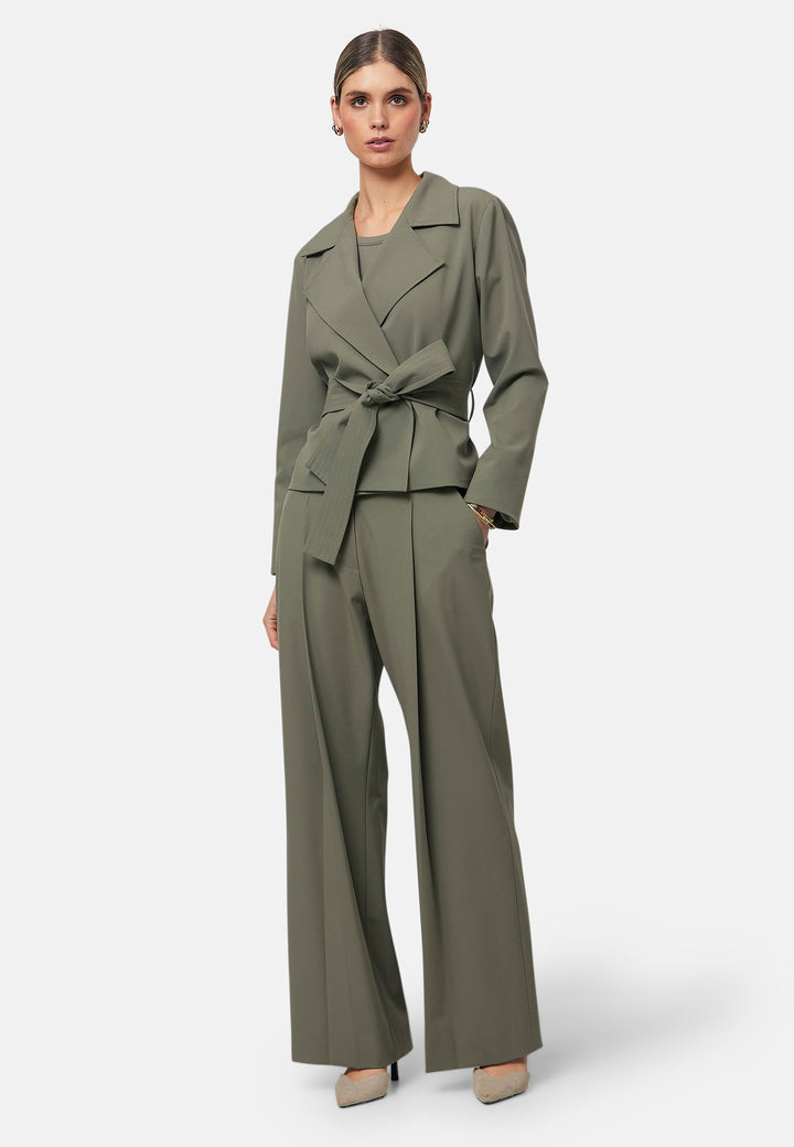The epitome of summer sophistication. Minimalist styling accentuated by a classic notched lapel and a self-tie belt for a cinched waist, offering a flattering silhouette. The relaxed yet tailored fit makes it a versatile choice, perfect for both professional and smart-casual outfits. Pair it with a simple tee and the coordinating Lyra pant, finished with trainers for a chic and contemporary ensemble.