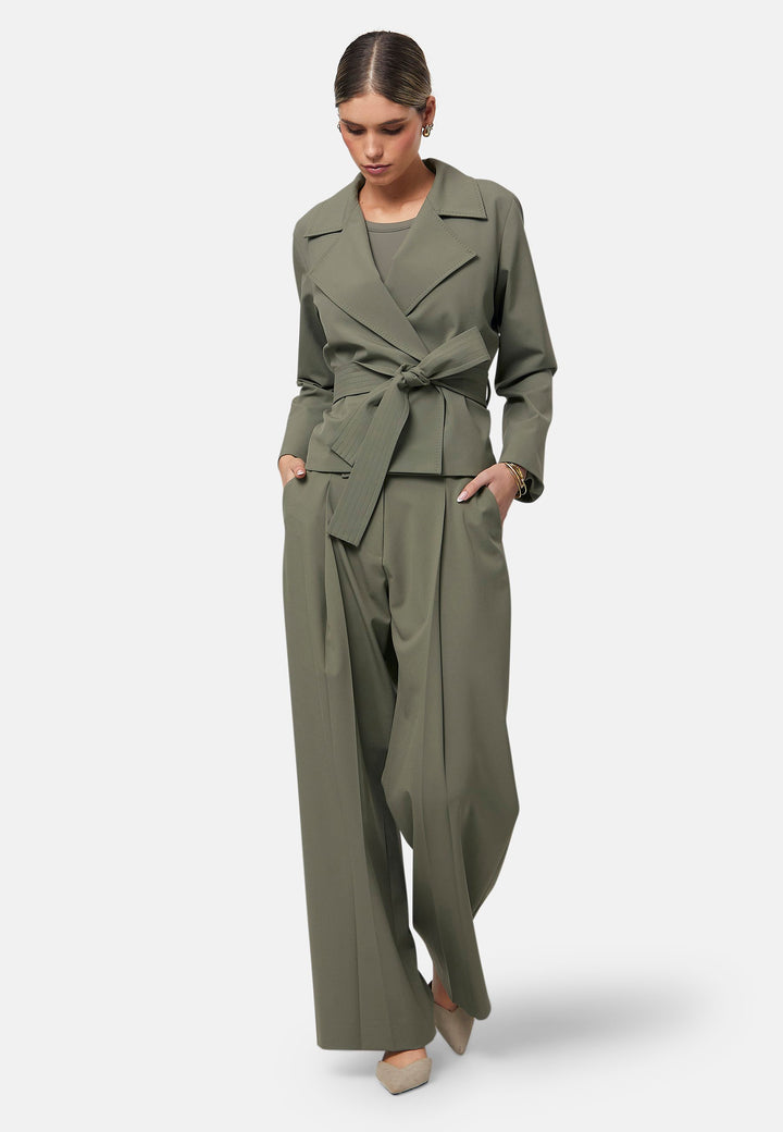 The epitome of summer sophistication. Minimalist styling accentuated by a classic notched lapel and a self-tie belt for a cinched waist, offering a flattering silhouette. The relaxed yet tailored fit makes it a versatile choice, perfect for both professional and smart-casual outfits. Pair it with a simple tee and the coordinating Lyra pant, finished with trainers for a chic and contemporary ensemble.