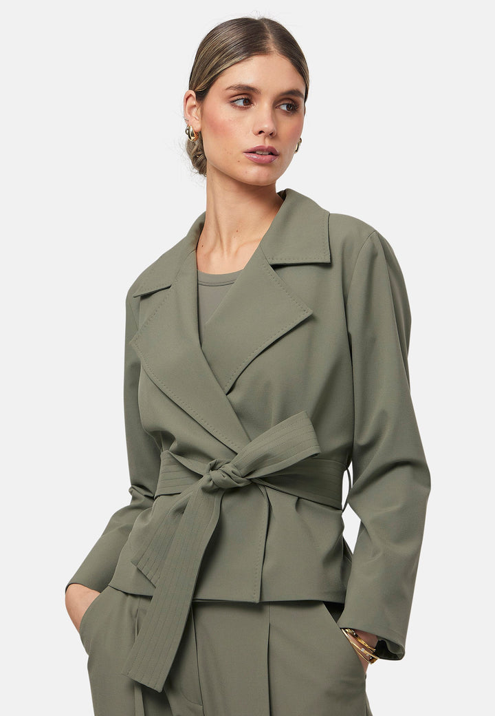The epitome of summer sophistication. Minimalist styling accentuated by a classic notched lapel and a self-tie belt for a cinched waist, offering a flattering silhouette. The relaxed yet tailored fit makes it a versatile choice, perfect for both professional and smart-casual outfits. Pair it with a simple tee and the coordinating Lyra pant, finished with trainers for a chic and contemporary ensemble.
