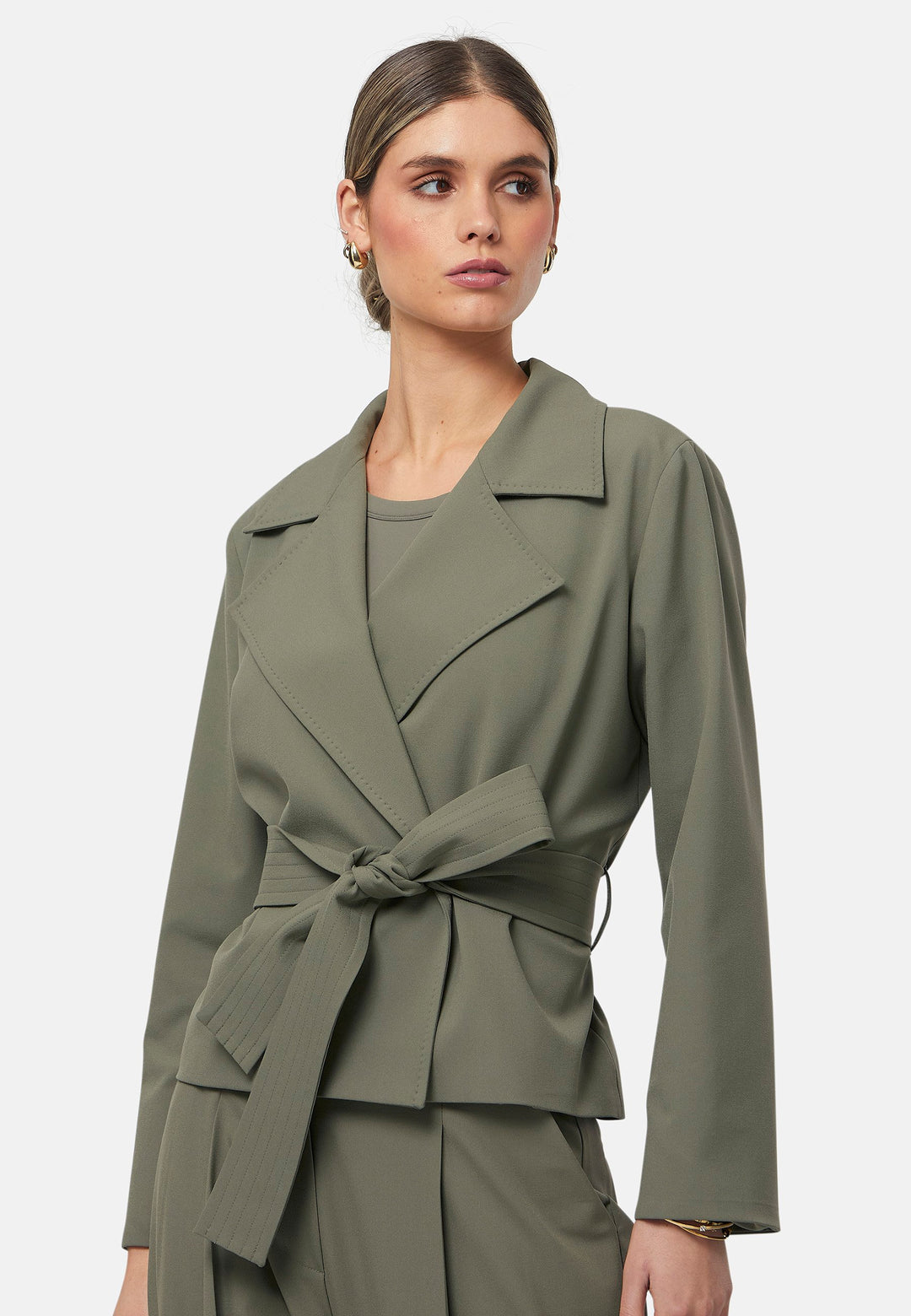 The epitome of summer sophistication. Minimalist styling accentuated by a classic notched lapel and a self-tie belt for a cinched waist, offering a flattering silhouette. The relaxed yet tailored fit makes it a versatile choice, perfect for both professional and smart-casual outfits. Pair it with a simple tee and the coordinating Lyra pant, finished with trainers for a chic and contemporary ensemble.
