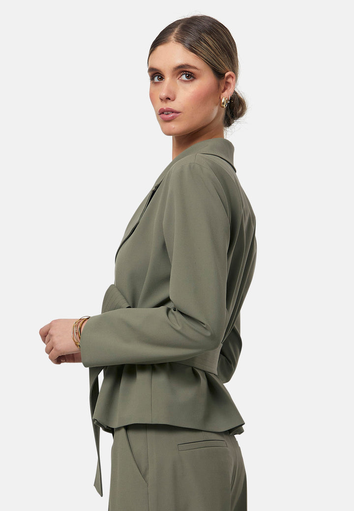 The epitome of summer sophistication. Minimalist styling accentuated by a classic notched lapel and a self-tie belt for a cinched waist, offering a flattering silhouette. The relaxed yet tailored fit makes it a versatile choice, perfect for both professional and smart-casual outfits. Pair it with a simple tee and the coordinating Lyra pant, finished with trainers for a chic and contemporary ensemble.