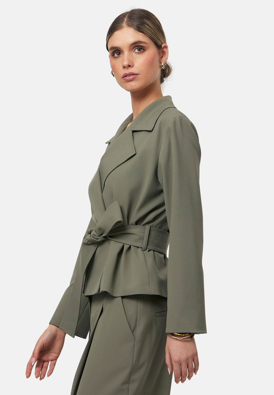 The epitome of summer sophistication. Minimalist styling accentuated by a classic notched lapel and a self-tie belt for a cinched waist, offering a flattering silhouette. The relaxed yet tailored fit makes it a versatile choice, perfect for both professional and smart-casual outfits. Pair it with a simple tee and the coordinating Lyra pant, finished with trainers for a chic and contemporary ensemble.
