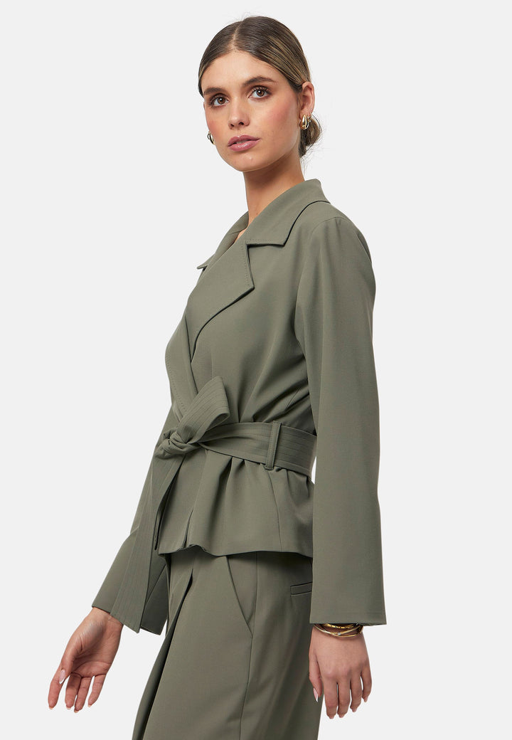 The epitome of summer sophistication. Minimalist styling accentuated by a classic notched lapel and a self-tie belt for a cinched waist, offering a flattering silhouette. The relaxed yet tailored fit makes it a versatile choice, perfect for both professional and smart-casual outfits. Pair it with a simple tee and the coordinating Lyra pant, finished with trainers for a chic and contemporary ensemble.