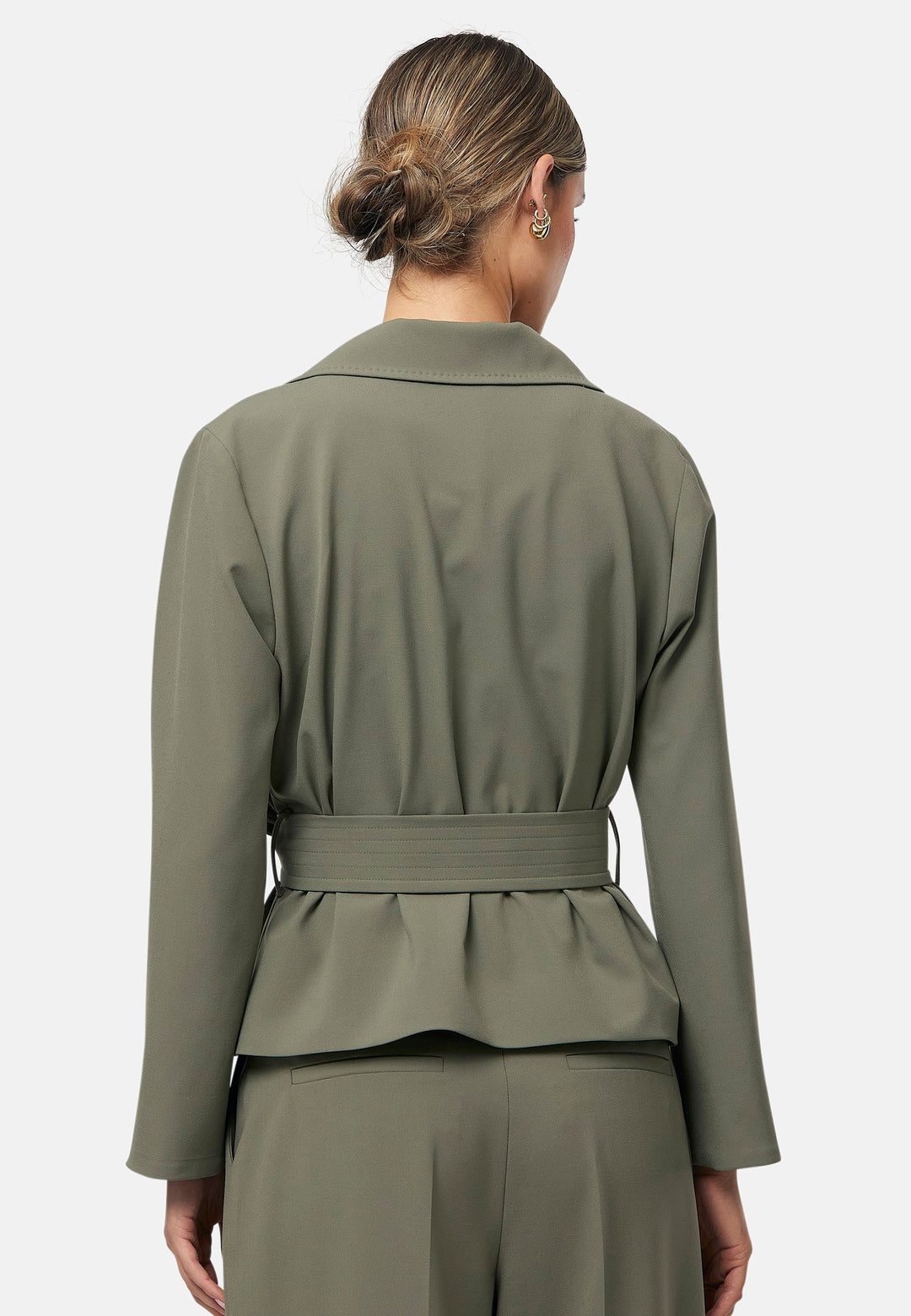 The epitome of summer sophistication. Minimalist styling accentuated by a classic notched lapel and a self-tie belt for a cinched waist, offering a flattering silhouette. The relaxed yet tailored fit makes it a versatile choice, perfect for both professional and smart-casual outfits. Pair it with a simple tee and the coordinating Lyra pant, finished with trainers for a chic and contemporary ensemble.