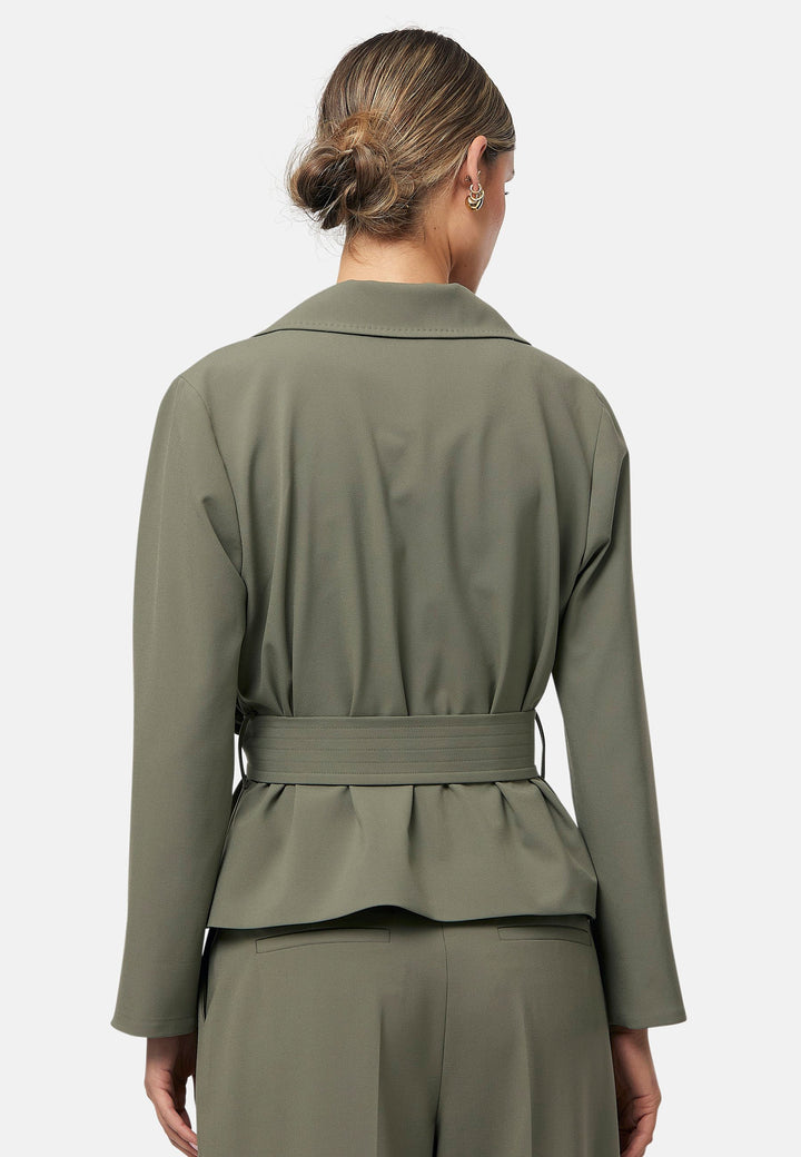 The epitome of summer sophistication. Minimalist styling accentuated by a classic notched lapel and a self-tie belt for a cinched waist, offering a flattering silhouette. The relaxed yet tailored fit makes it a versatile choice, perfect for both professional and smart-casual outfits. Pair it with a simple tee and the coordinating Lyra pant, finished with trainers for a chic and contemporary ensemble.