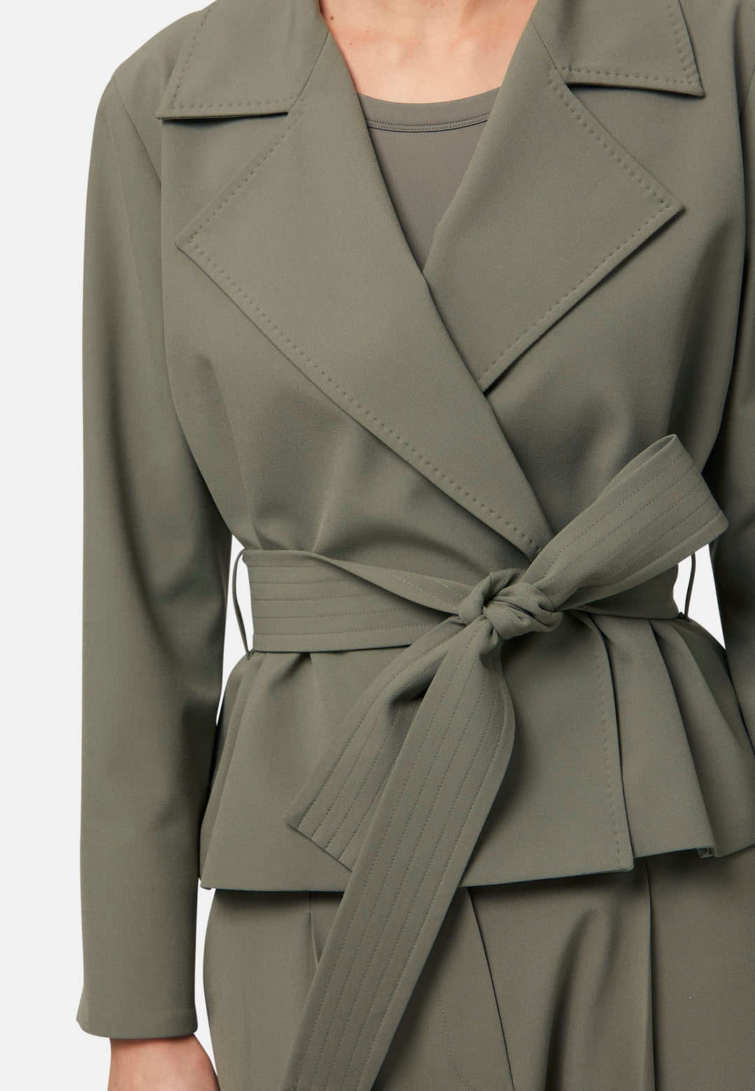 The epitome of summer sophistication. Minimalist styling accentuated by a classic notched lapel and a self-tie belt for a cinched waist, offering a flattering silhouette. The relaxed yet tailored fit makes it a versatile choice, perfect for both professional and smart-casual outfits. Pair it with a simple tee and the coordinating Lyra pant, finished with trainers for a chic and contemporary ensemble.
