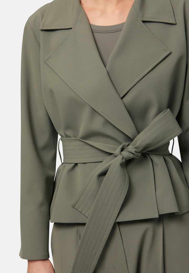 The epitome of summer sophistication. Minimalist styling accentuated by a classic notched lapel and a self-tie belt for a cinched waist, offering a flattering silhouette. The relaxed yet tailored fit makes it a versatile choice, perfect for both professional and smart-casual outfits. Pair it with a simple tee and the coordinating Lyra pant, finished with trainers for a chic and contemporary ensemble.